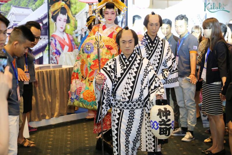 Nàng Oiran uyển chuyển bước đi trên đôi guốc Takageta lêu nghêu